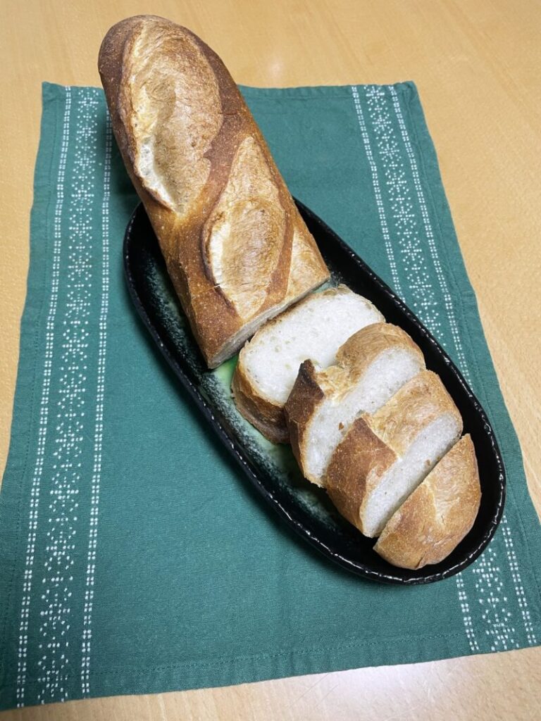 お皿にのせたフランスパン